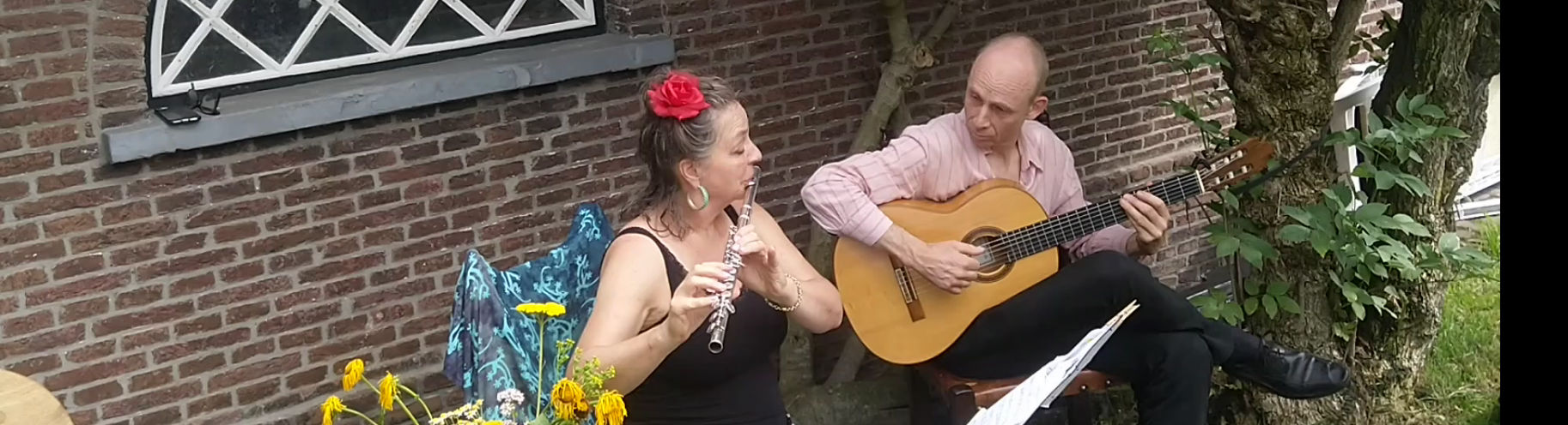 Muziekduo Algunas - foto zomerconcert buiten (gluren bij de buren)
